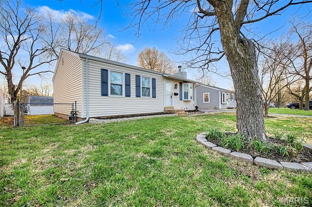 12128 Fleetwood Place, Maryland Heights, MO 63043