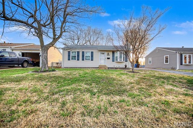 12128 Fleetwood Place, Maryland Heights, MO 63043