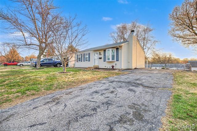 12128 Fleetwood Place, Maryland Heights, MO 63043