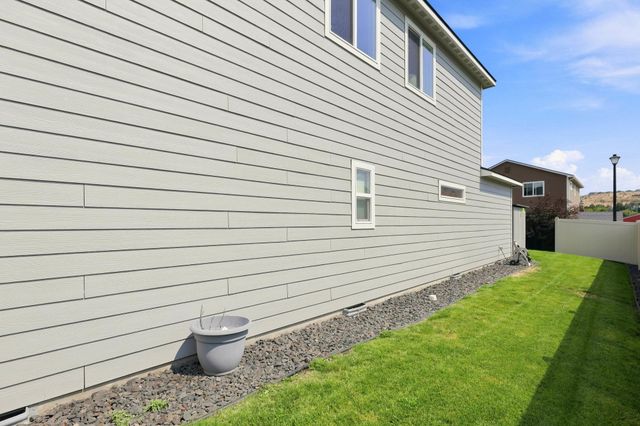 123 S WILLAMETTE St, Greenacres, WA 99016