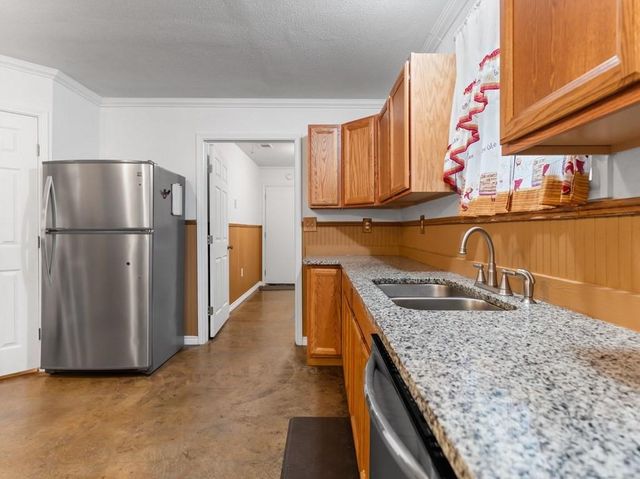 101 Oak Creek Drive, Van Vleck, TX 77482