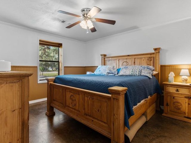 101 Oak Creek Drive, Van Vleck, TX 77482