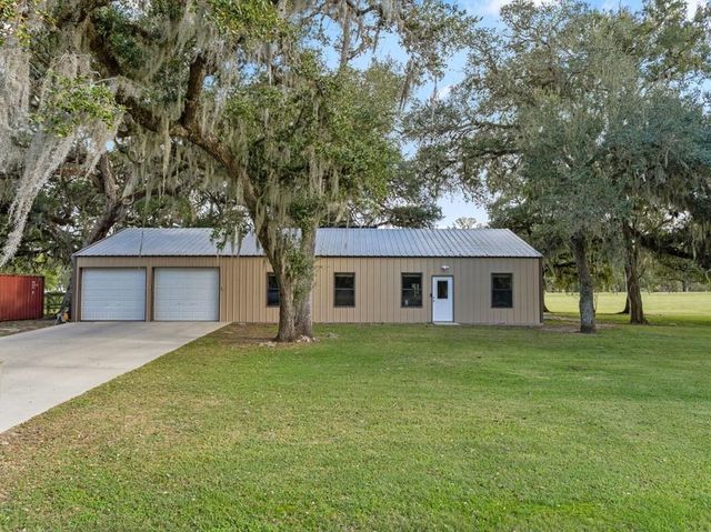 101 Oak Creek Drive, Van Vleck, TX 77482