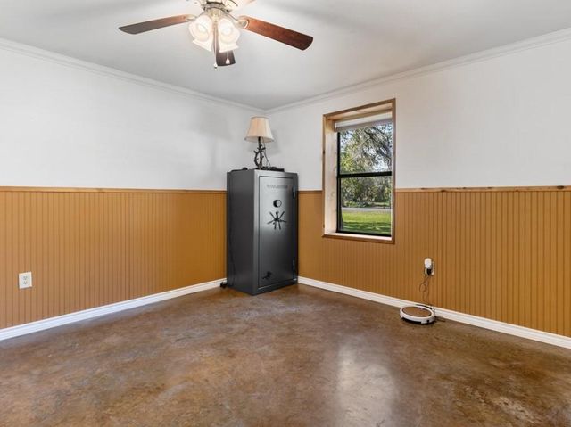 101 Oak Creek Drive, Van Vleck, TX 77482