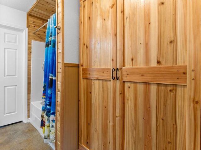 101 Oak Creek Drive, Van Vleck, TX 77482