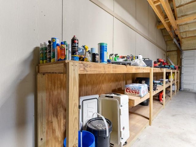 101 Oak Creek Drive, Van Vleck, TX 77482