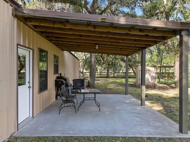 101 Oak Creek Drive, Van Vleck, TX 77482