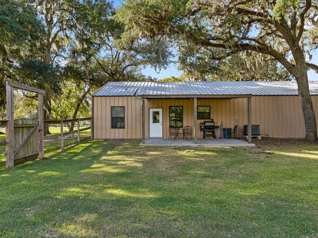 101 Oak Creek Drive, Van Vleck, TX 77482