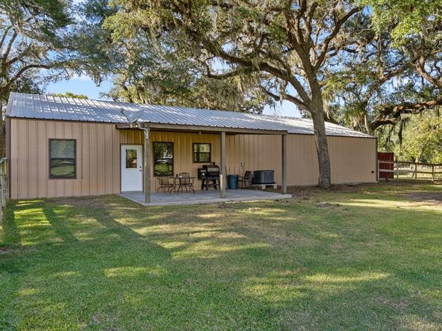 101 Oak Creek Drive, Van Vleck, TX 77482