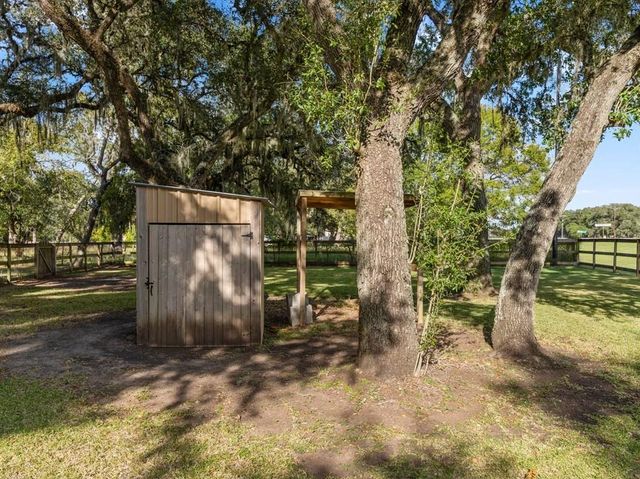 101 Oak Creek Drive, Van Vleck, TX 77482