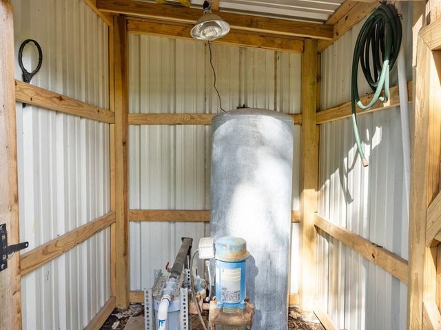 101 Oak Creek Drive, Van Vleck, TX 77482