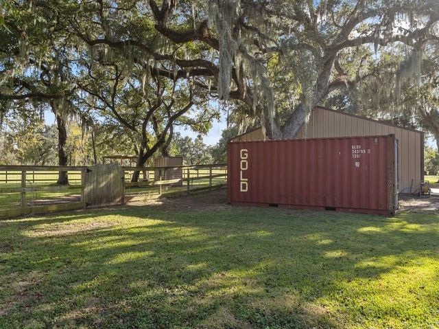 101 Oak Creek Drive, Van Vleck, TX 77482