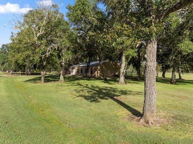 101 Oak Creek Drive, Van Vleck, TX 77482