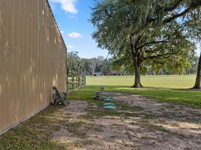 101 Oak Creek Drive, Van Vleck, TX 77482