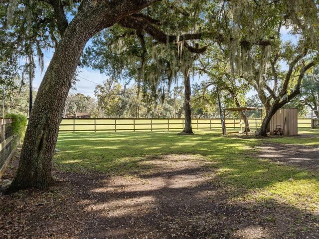 101 Oak Creek Drive, Van Vleck, TX 77482