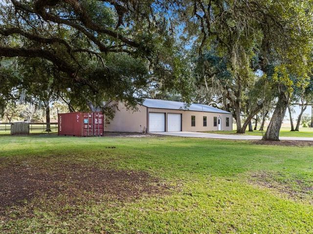 101 Oak Creek Drive, Van Vleck, TX 77482