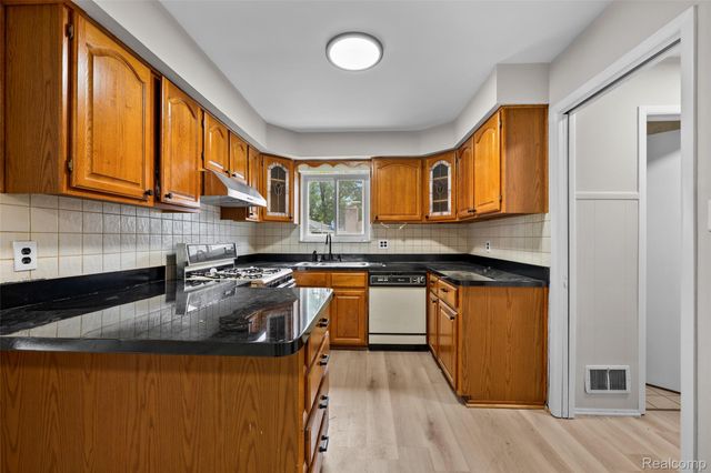 26122 Warner Avenue, Warren, MI 48091