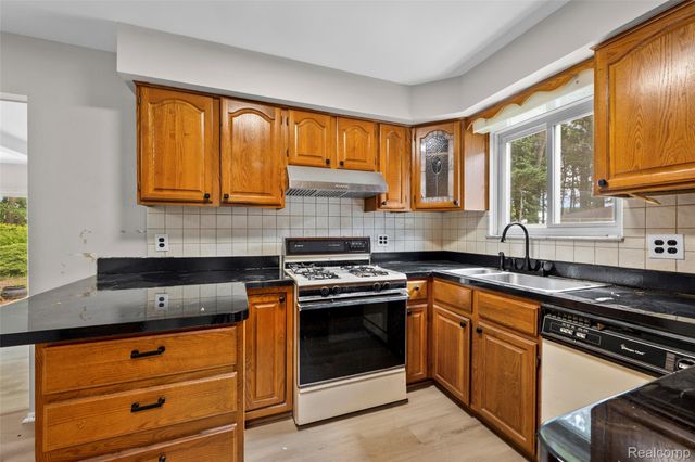 26122 Warner Avenue, Warren, MI 48091