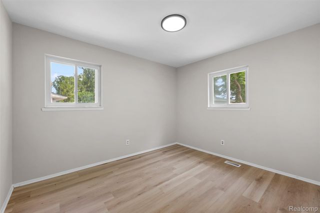 26122 Warner Avenue, Warren, MI 48091