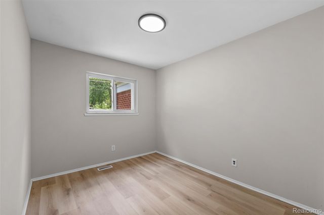 26122 Warner Avenue, Warren, MI 48091