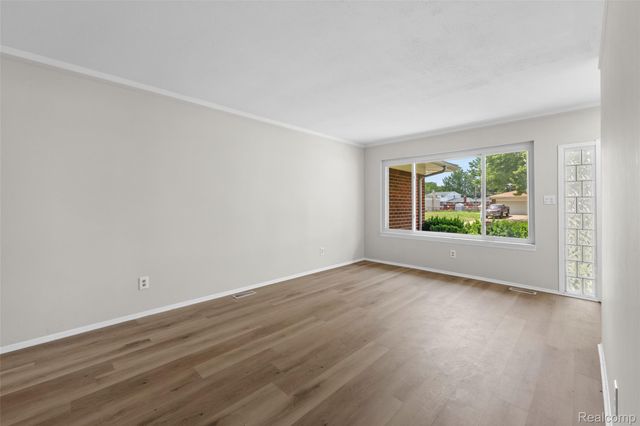 26122 Warner Avenue, Warren, MI 48091