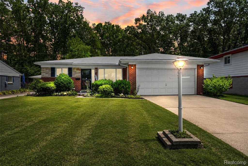 26122 Warner Avenue, Warren, MI 48091