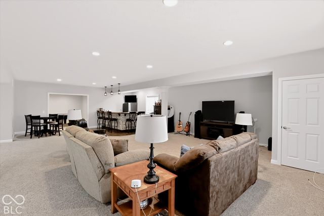 8856 Spring Violet Place, Zionsville, IN 46077