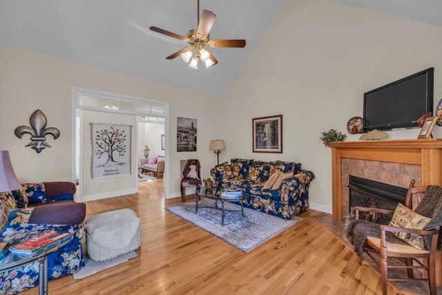 1096 Harbor Landing Drive, Soddy Daisy, TN 37379