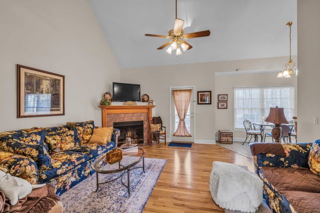 1096 Harbor Landing Drive, Soddy Daisy, TN 37379