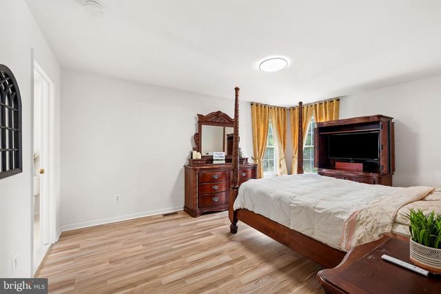 8 KINGSLEY CT, East Windsor, NJ 08520