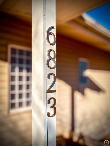 6823 SW Knoll CT, Topeka, KS 66619