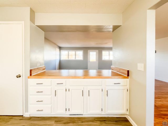 6823 SW Knoll CT, Topeka, KS 66619