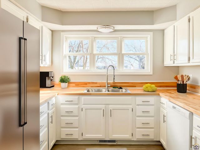 6823 SW Knoll CT, Topeka, KS 66619