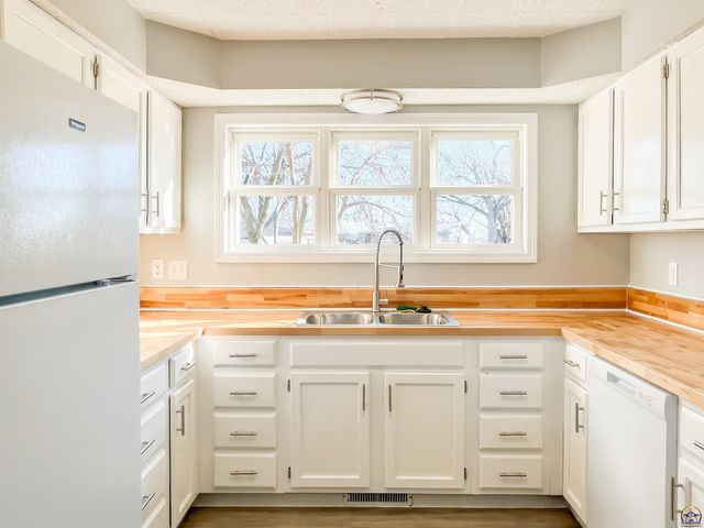 6823 SW Knoll CT, Topeka, KS 66619