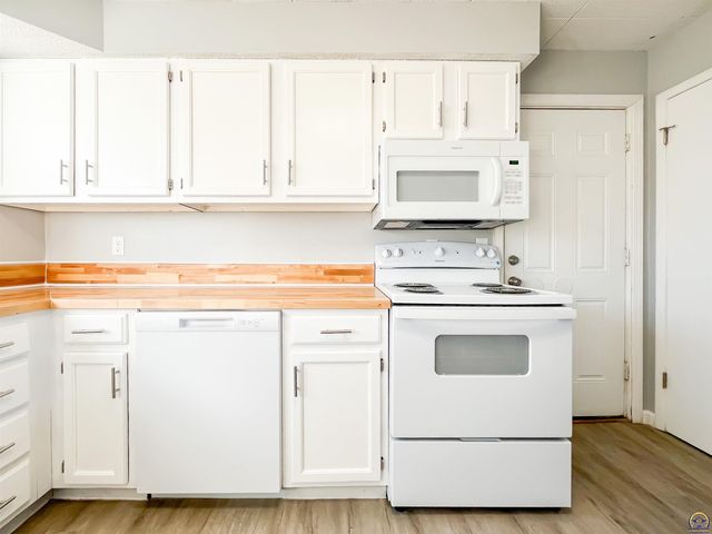 6823 SW Knoll CT, Topeka, KS 66619