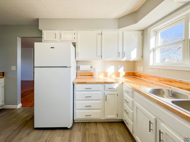 6823 SW Knoll CT, Topeka, KS 66619