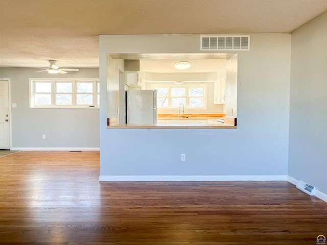 6823 SW Knoll CT, Topeka, KS 66619