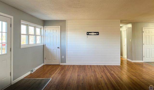 6823 SW Knoll CT, Topeka, KS 66619