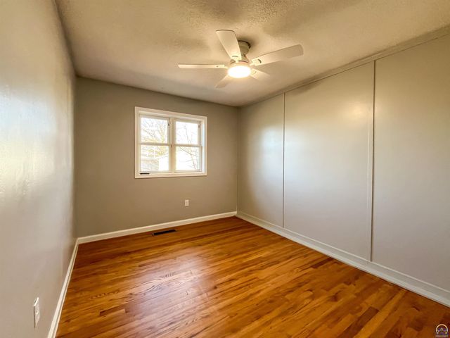 6823 SW Knoll CT, Topeka, KS 66619