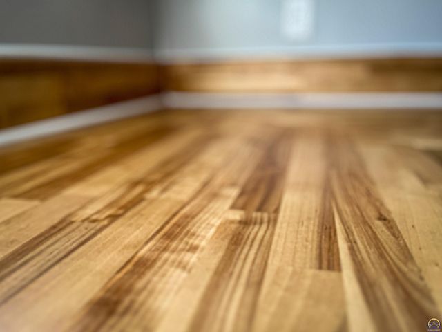 6823 SW Knoll CT, Topeka, KS 66619