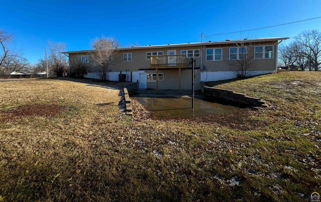 6823 SW Knoll CT, Topeka, KS 66619