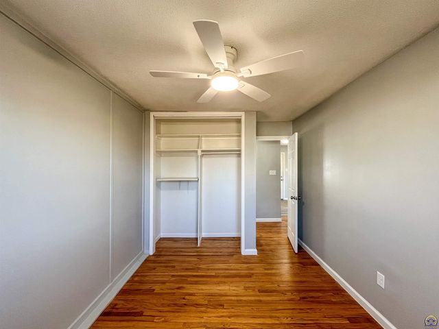 6823 SW Knoll CT, Topeka, KS 66619