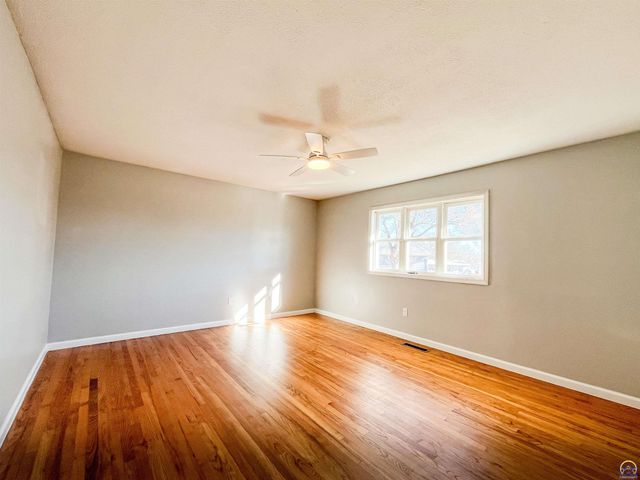 6823 SW Knoll CT, Topeka, KS 66619