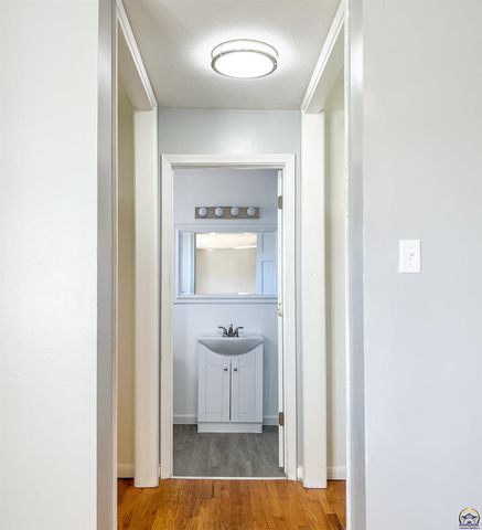 6823 SW Knoll CT, Topeka, KS 66619