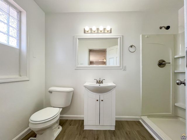 6823 SW Knoll CT, Topeka, KS 66619