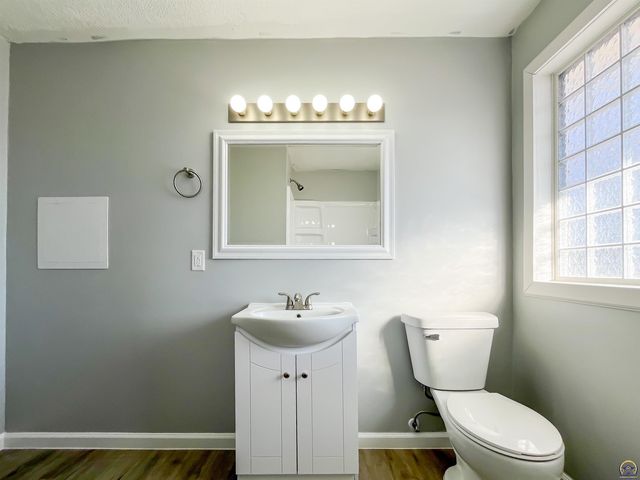 6823 SW Knoll CT, Topeka, KS 66619