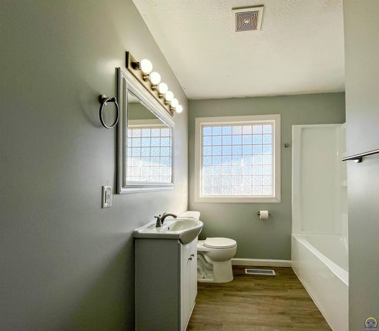 6823 SW Knoll CT, Topeka, KS 66619