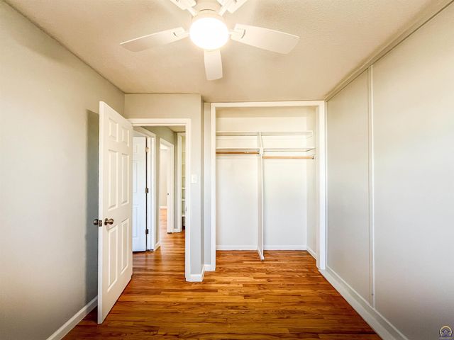 6823 SW Knoll CT, Topeka, KS 66619