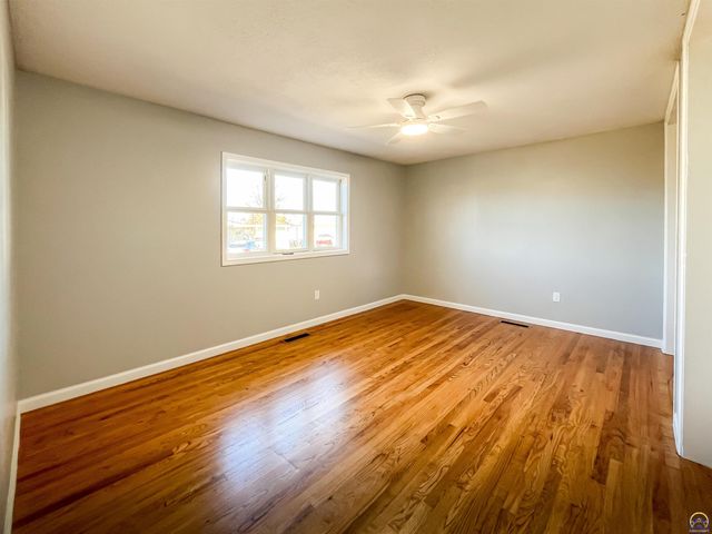 6823 SW Knoll CT, Topeka, KS 66619