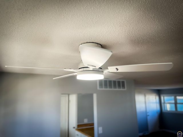 6823 SW Knoll CT, Topeka, KS 66619